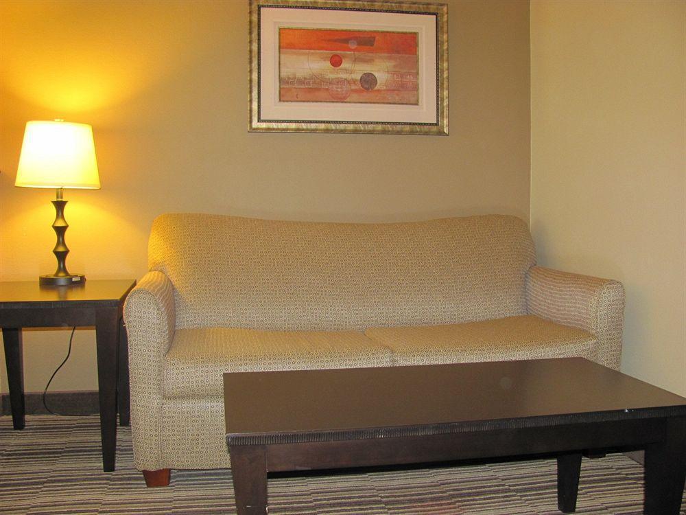 Holiday Inn Express Hotel & Suites Burlington, An Ihg Hotel Room photo