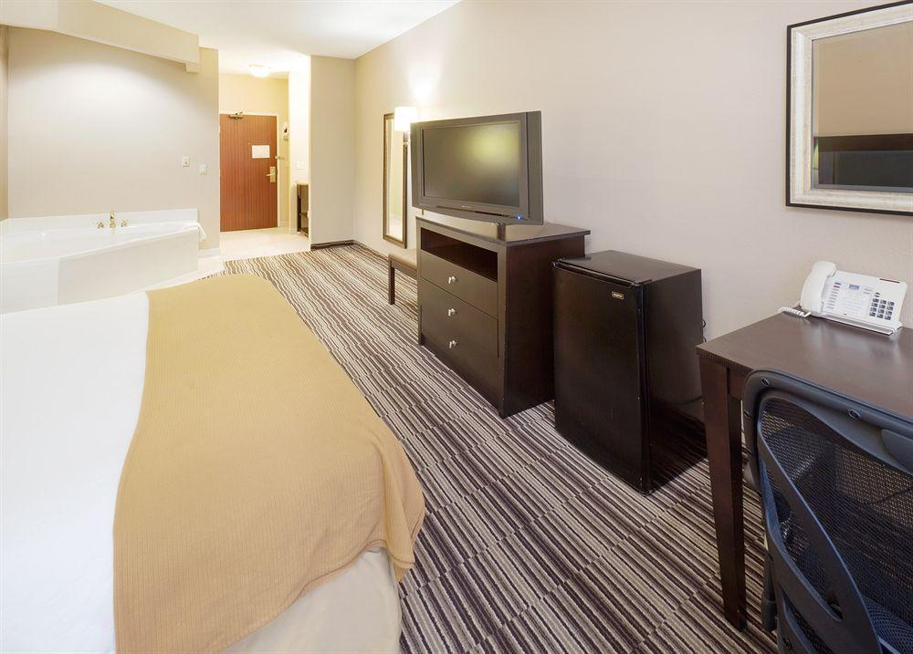 Holiday Inn Express Hotel & Suites Burlington, An Ihg Hotel Room photo