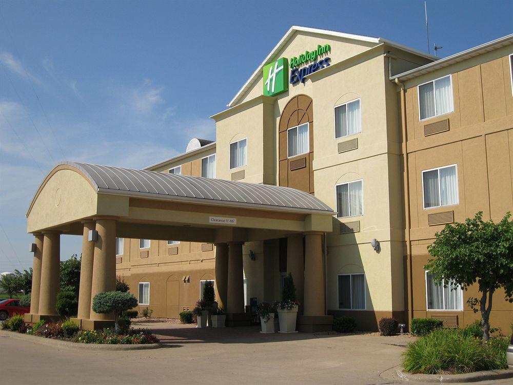 Holiday Inn Express Hotel & Suites Burlington, An Ihg Hotel Exterior photo