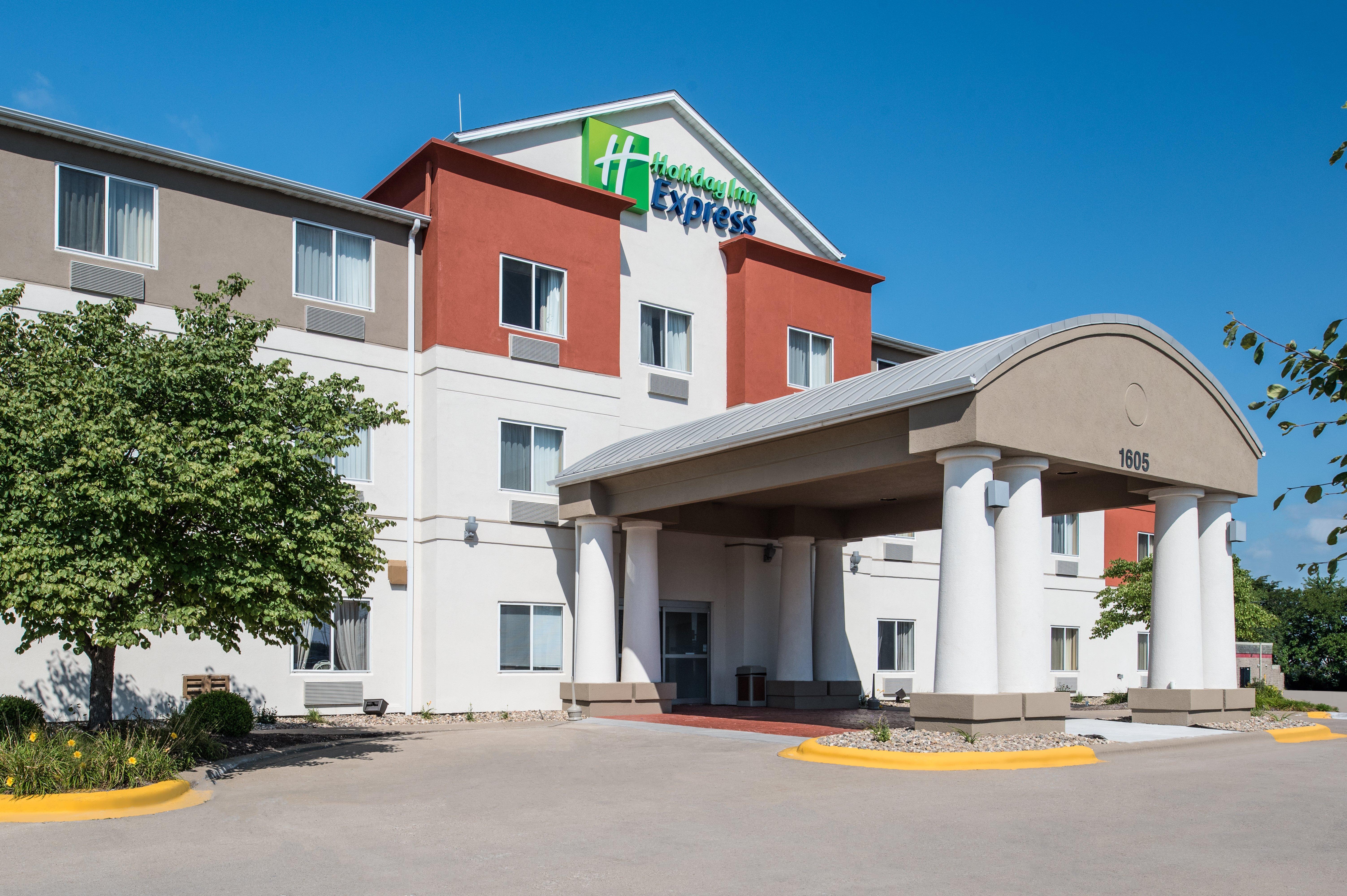 Holiday Inn Express Hotel & Suites Burlington, An Ihg Hotel Exterior photo