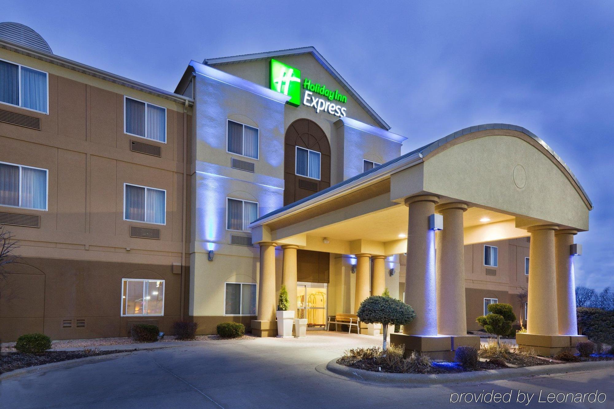 Holiday Inn Express Hotel & Suites Burlington, An Ihg Hotel Exterior photo