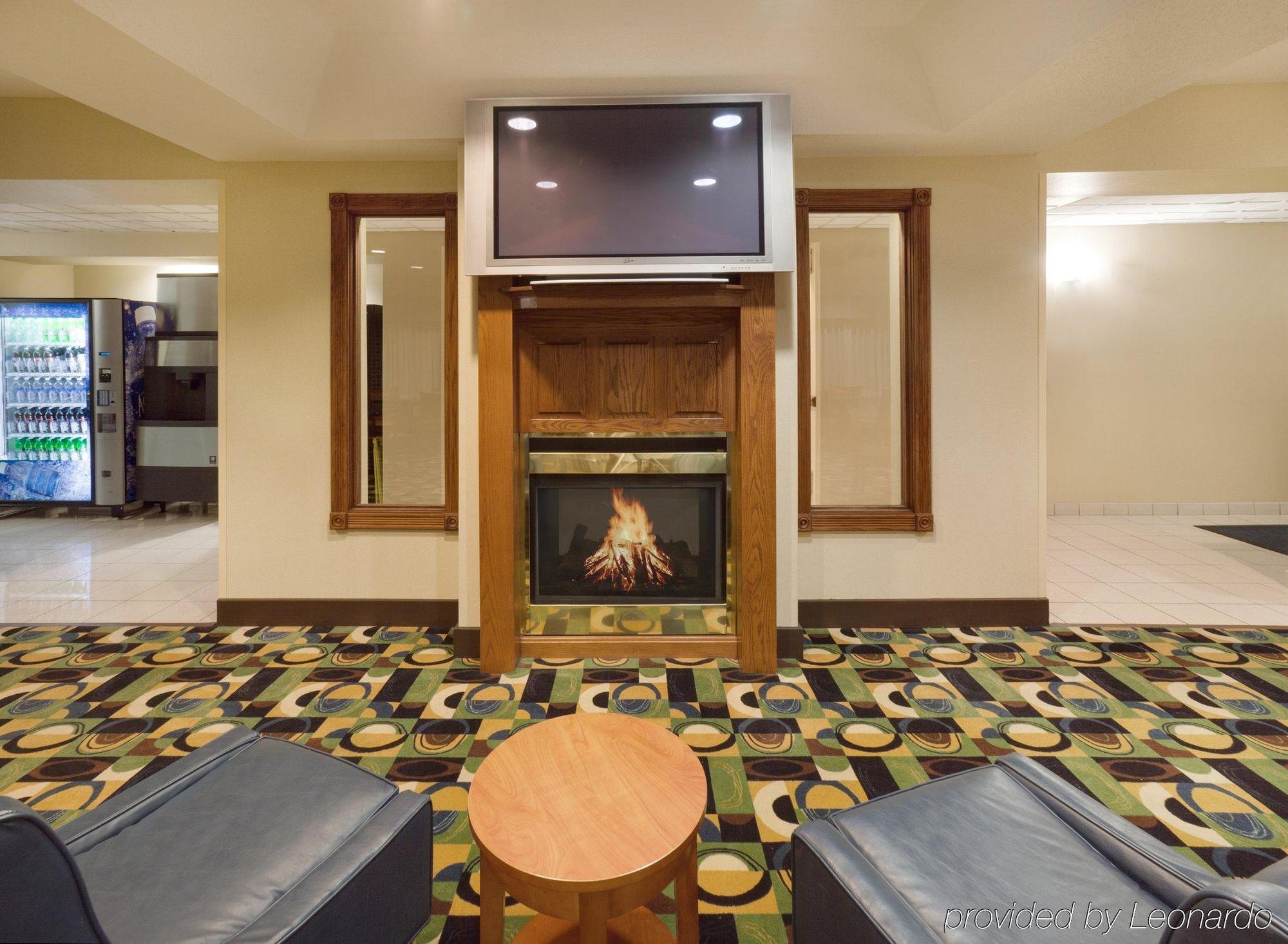 Holiday Inn Express Hotel & Suites Burlington, An Ihg Hotel Interior photo